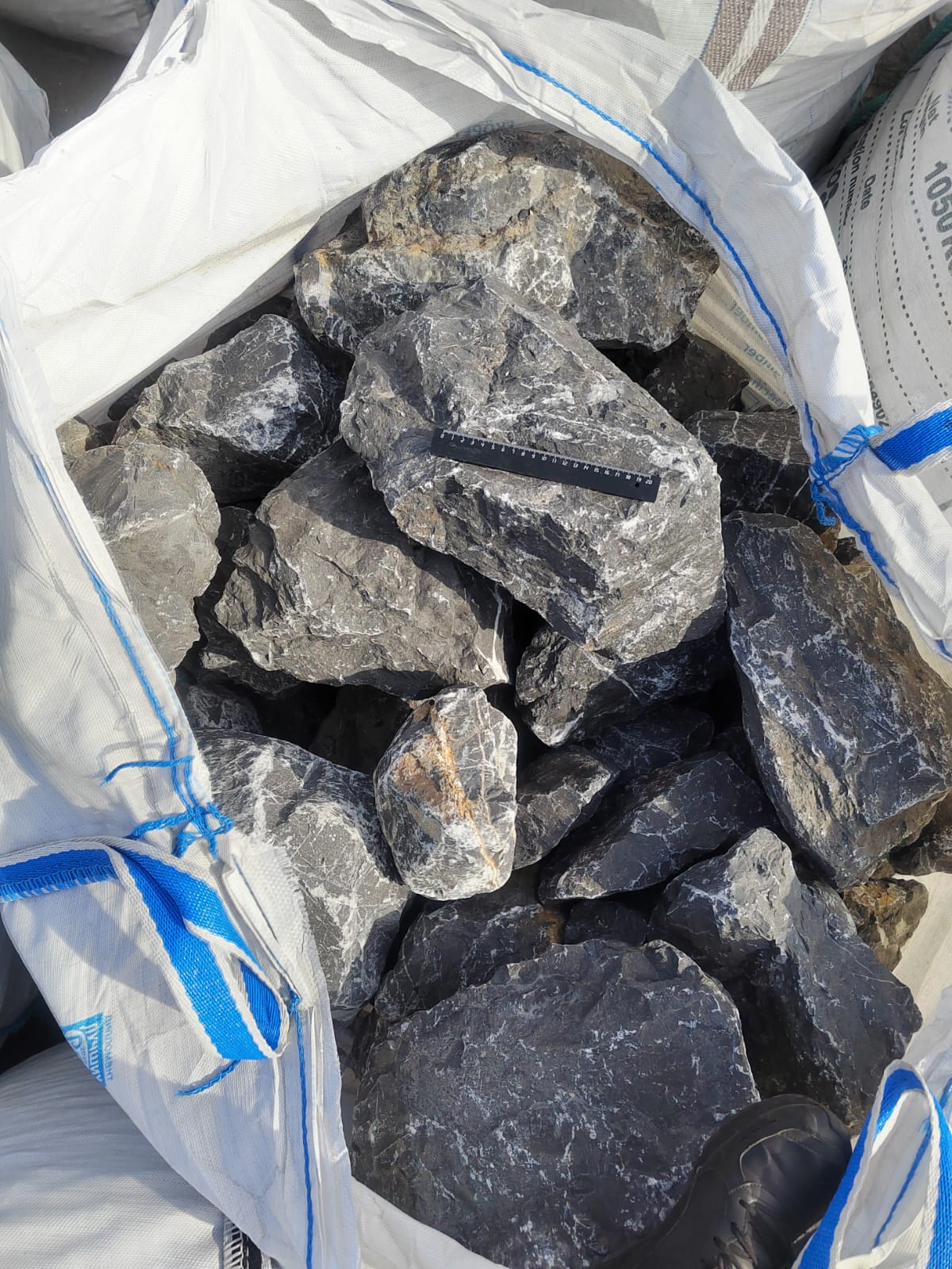  Черный мрамор скальник фр. 100-500 мм.  купить в Санкт-Петербурге мрамор черный белый серый крупный колотый валун ландшафтный 9000 руб/т   фото 