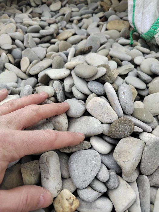Галька черноморская фр. 40-70 мм.  купить с доставкой в Санкт-Петербургу фото 