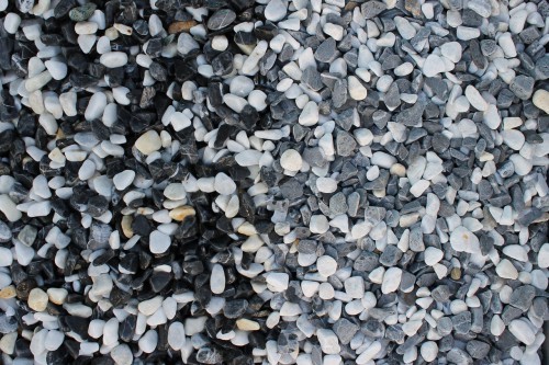  Галька Далматин мраморная (щебень галтованный микс:белый-черный) фр.10-20 мм.  купить  в Санкт-Петербурге мрамор белый, черный окатанные округлые декоративные ландшафтные камни щебня 14500 руб/т   фото 