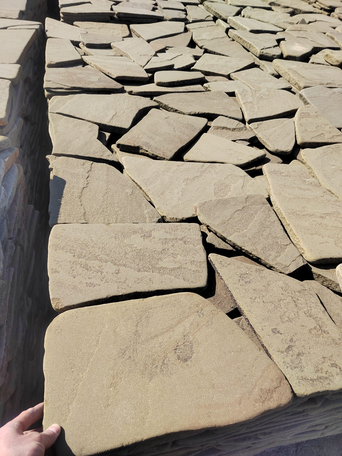 Песчаник галтованный для облицовки (фр. 2-5 см)  купить  в Санкт-Петербурге песчник рыжий желтый серый песчаник окатанный речной 6 000 руб/т   фото 