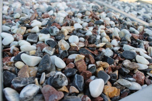  Микс мраморной гальки (щебень галтованный микс:белый-черный-розовый-медовый) фр.10-20 мм.  купить  в Санкт-Петербурге мрамор белый, медовый, черный, розовый мраморный декоративный ландшафтный окатанный округлый галтованный щебень 14500 руб/т   фото 
