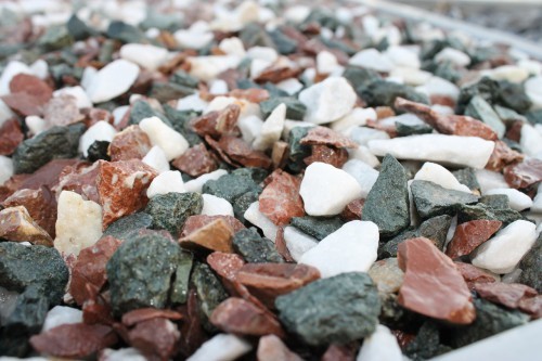  Мраморная крошка (щебень крошка микс: белый-зеленый-розовый) фр. 10-20 мм.  купить  в Санкт-Петербурге мрамор белый, зеленый, розовый декоративный ландшафтный колотый щебень 9500 руб/т   фото 