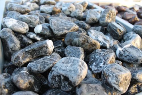  Черная галька (щебень галтованный черный мрамор) фр.20-40 мм.  купить  в Санкт-Петербурге мрамор черный с белыми прожилками мрамор окатанный округлый 13500 руб/т   фото 