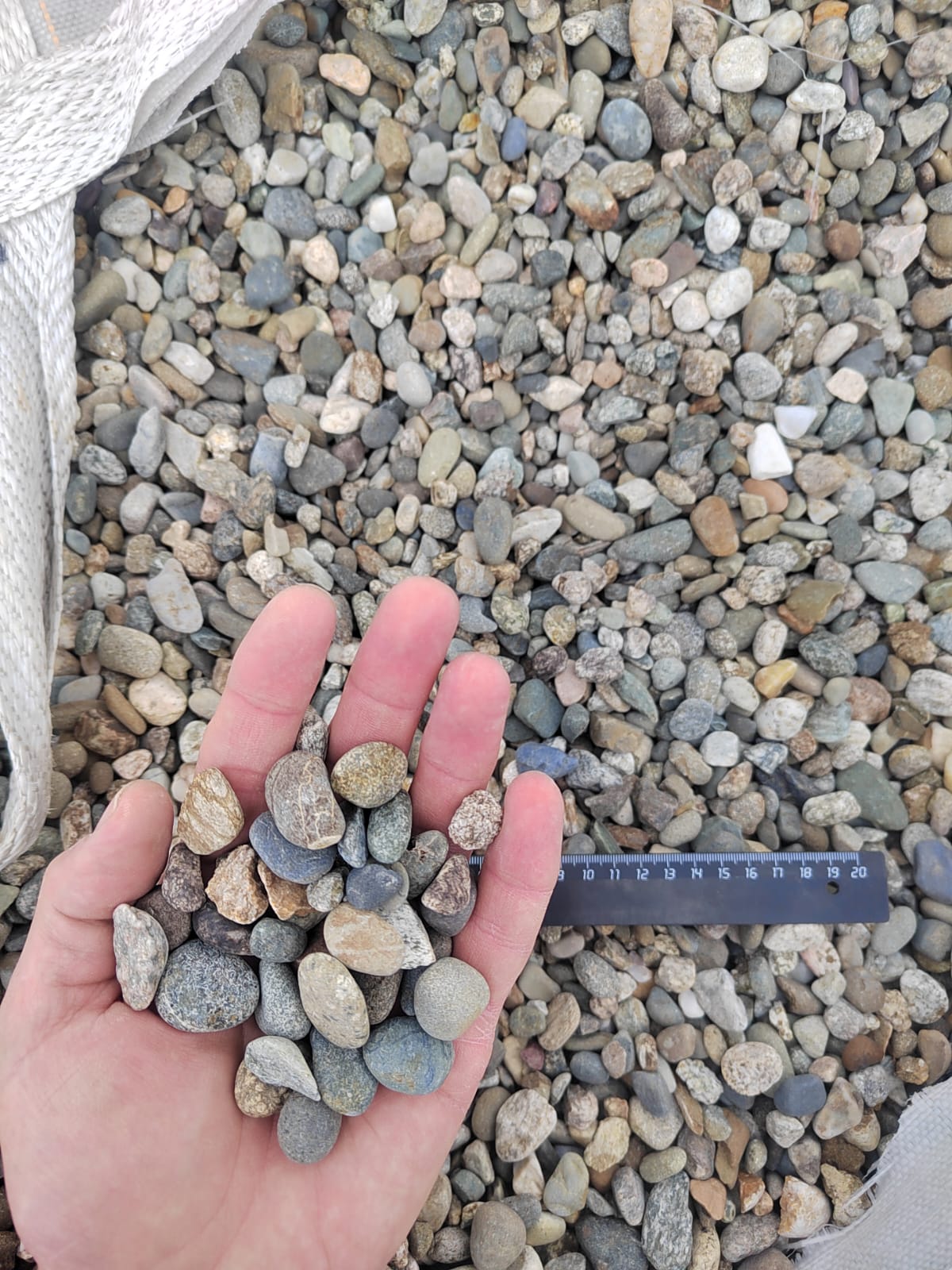  Галька речная окат (серая) фр.10-20 мм купить   в Санкт-Петербурге галька речная серая, серый, темно-серый, светло-серый, коричневый ландшафтная декоративная речная окатанная округлая галька 4000 руб/т   фото 