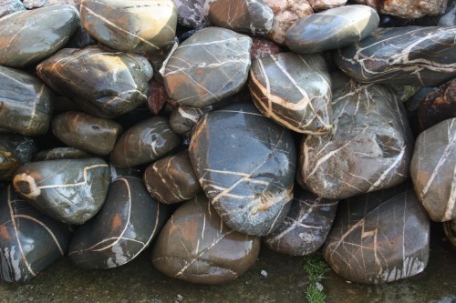  Валунчик Паутинник фр.100-300 мм  купить в Санкт-Петербурге крупный природный камень галечник темно-серый с прожилками белый черный речной валунчик 5000 руб/т   фото 