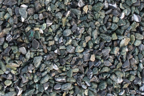 Микс разноцветной гальки  (щебень галтованный микс:зеленый-черный) фр.10-20 мм.  купить  в Санкт-Петербурге мрамор зеленый, черный декоративные ландшафтные окатанные округлые камни щебня 14500 руб/т   фото 
