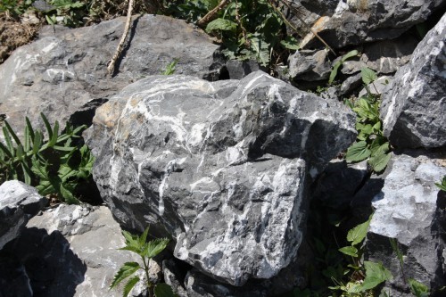  Черный мрамор скальник фр. 1000-1500 мм.  купить в Санкт-Петербурге мрамор черный белый серый крупный колотый валун ландшафтный 9000 руб/т   фото 