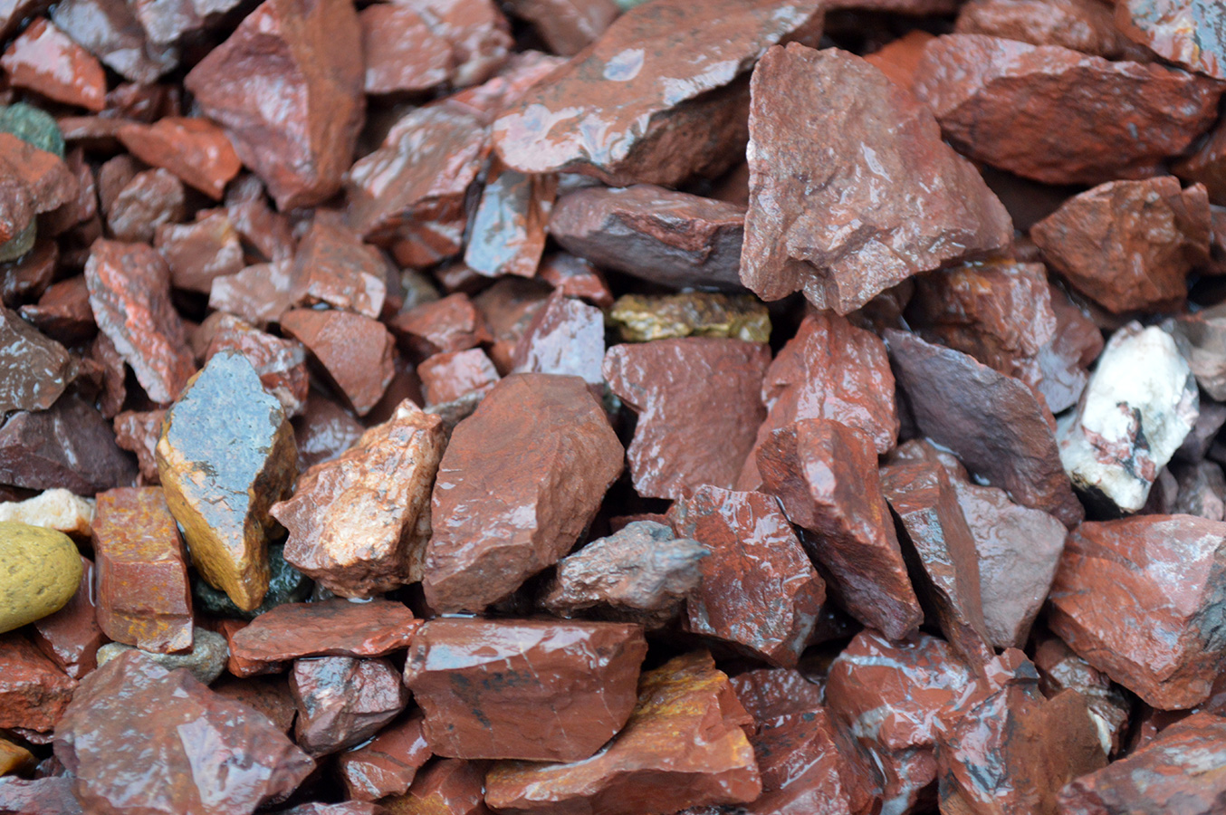  Щебень крошка красный (ЯШМА) фр. 10-20 мм.  купить  в Санкт-Петербурге яшма красный, бордовый, оранжевый, рыжий декоративный каменный ландшафтный щебень колотый 6 600 руб/т   фото 