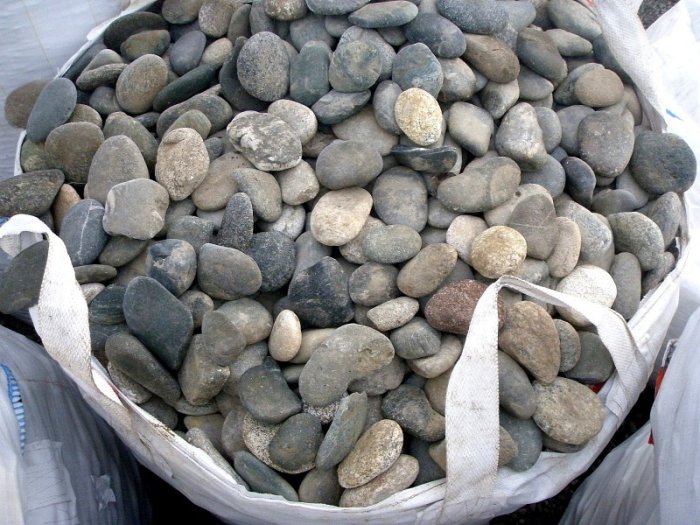  Галька речная плоская (ассорти) фр. 100-200-300 мм купить  в Санкт-Петербурге  галька галечник природный серый, белый темно-серый синий рыжий светло-серый природная галька плоская крупная 5500 руб/т   фото 