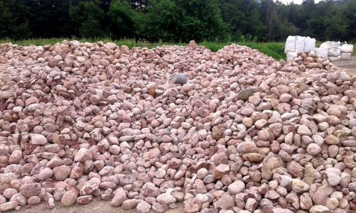  Розовый валунчик фр.100-300 мм.  купить в Санкт-Петербурге крупный природный камень розовый, серый молочный красный речной галечник природный 7850 руб/т   фото 