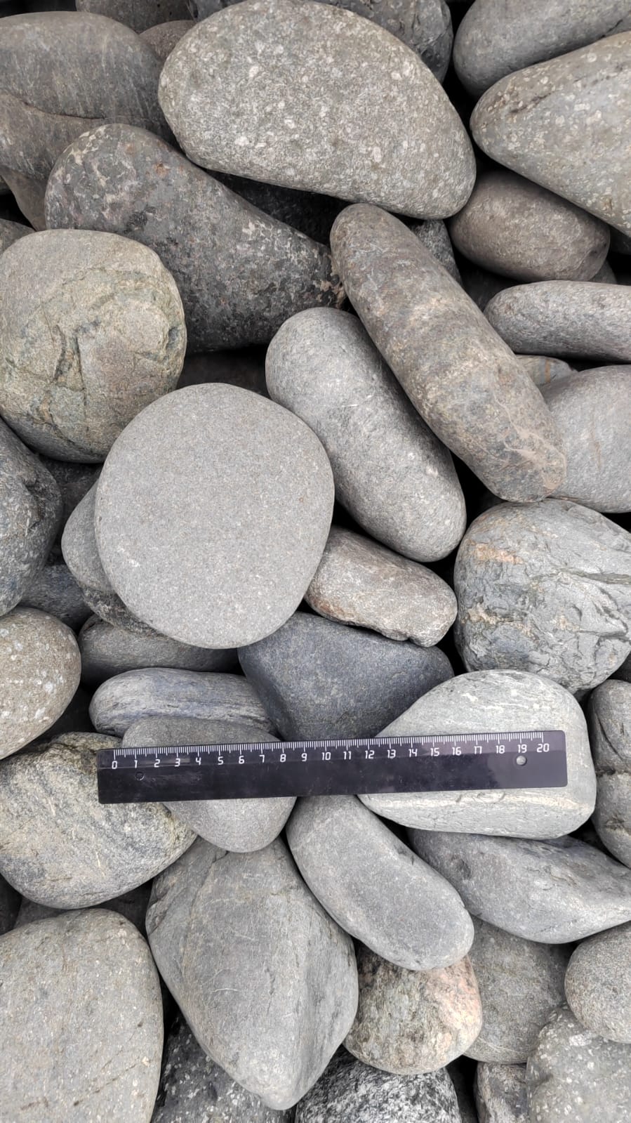  Галька речная окат (темно-серая) фр. 70-150 мм. купить   в Санкт-Петербурге галька речная темно-серая, синяя, серая речная галька округлая  5000 руб/т   фото 