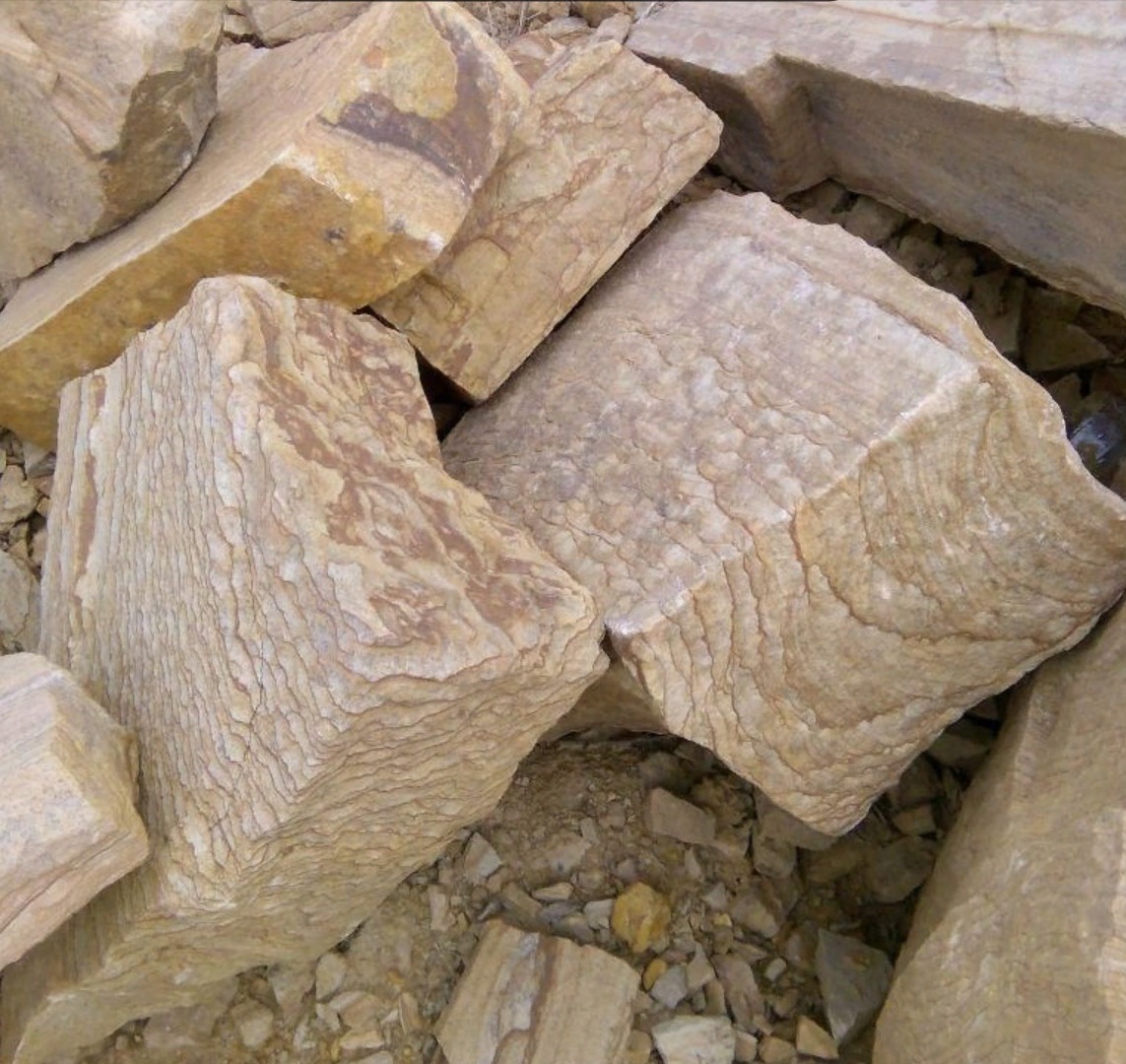 Песчаник пластушка желтый с рисунком (7-15 см)  купить  в Санкт-Петербурге плитняк - пластушка - бут желтый песчаник 8 000 руб/м3   фото 