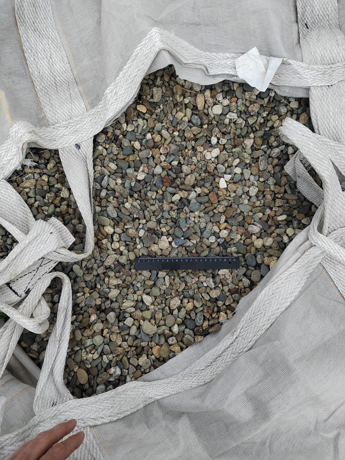  Галька речная окат (серая) фр.10-20 мм купить   в Санкт-Петербурге галька речная серая, серый, темно-серый, светло-серый, коричневый ландшафтная декоративная речная окатанная округлая галька 4000 руб/т   фото 