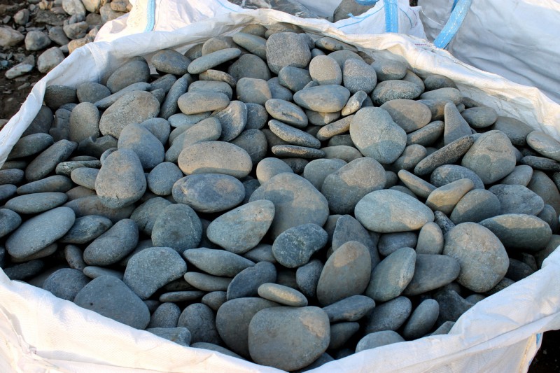 Kamenclub.ru: Галька речная плоская (темно-серая) фр. 70-150 мм. купить   в  Санкт-Петербургегалечник природный темно-серый серый синий речная плоская природная окатанная  7000 руб/т   фото КАМЕНЬ КЛУБ