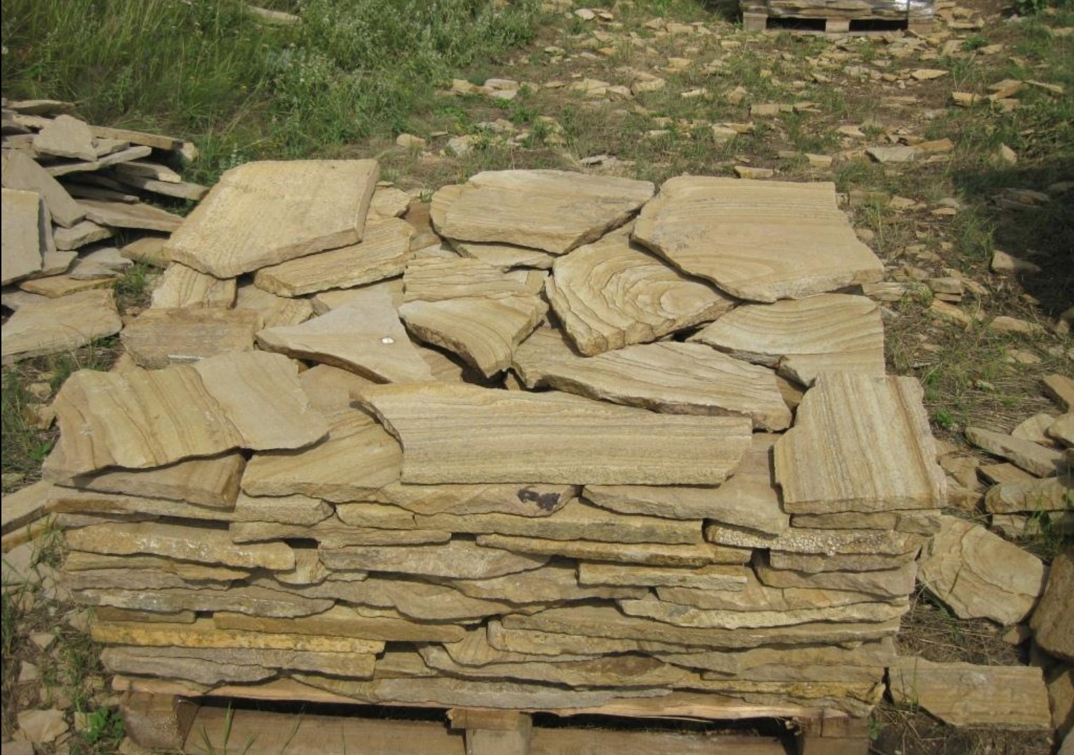 Песчаник пластушка желтый с разводом под дерево (2 см)  купить  в Санкт-Петербурге плитняк желтый с разводами, желтый, рыжий, серый песчаник пластушка рваная ландшафтная 11 000 руб/м3   фото 