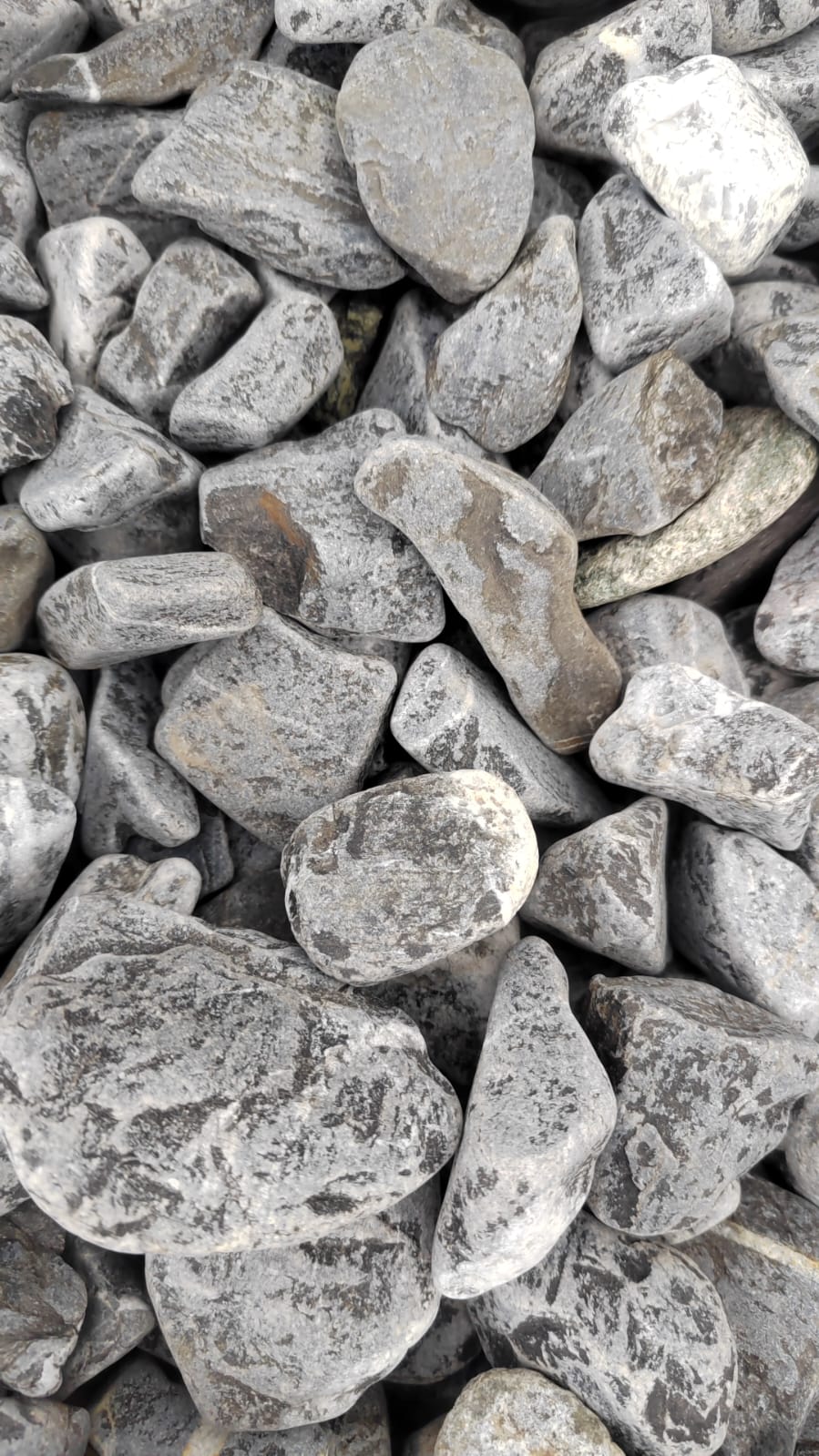  Черная галька (щебень галтованный черный мрамор) фр.40-70 мм.  купить  в Санкт-Петербурге мрамор черный с белыми прожилками, черный, белый щебень галтованный округлый 13500 руб/т   фото 