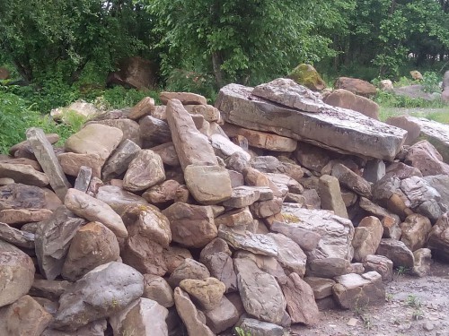 Песчаник декоративный ландшафтный (фр. 300-500 мм)  купить  в Санкт-Петербурге песчаник желтый рыжий серый зеленый валун речной окатанный природный песчаника 4 500 руб/т   фото 