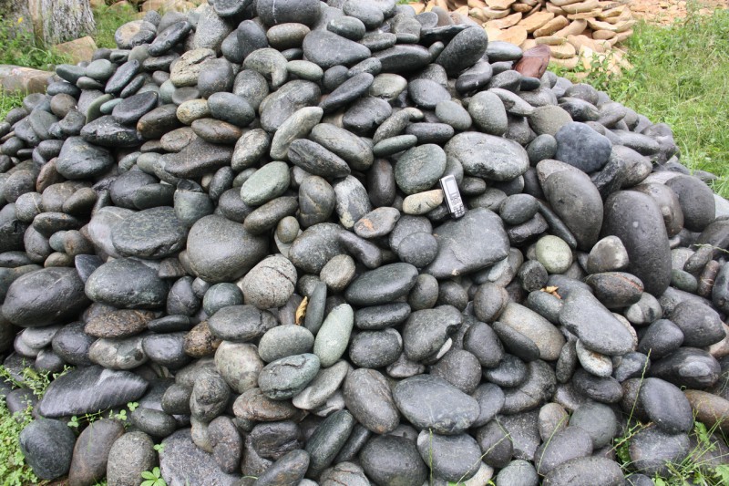  Темно-серый валунчик фр.100-300 мм.  купить в Санкт-Петербурге крупный природный камень серый, темно-серый, светло-серый речная галька большого размера окатанная 4500 руб/т   фото 