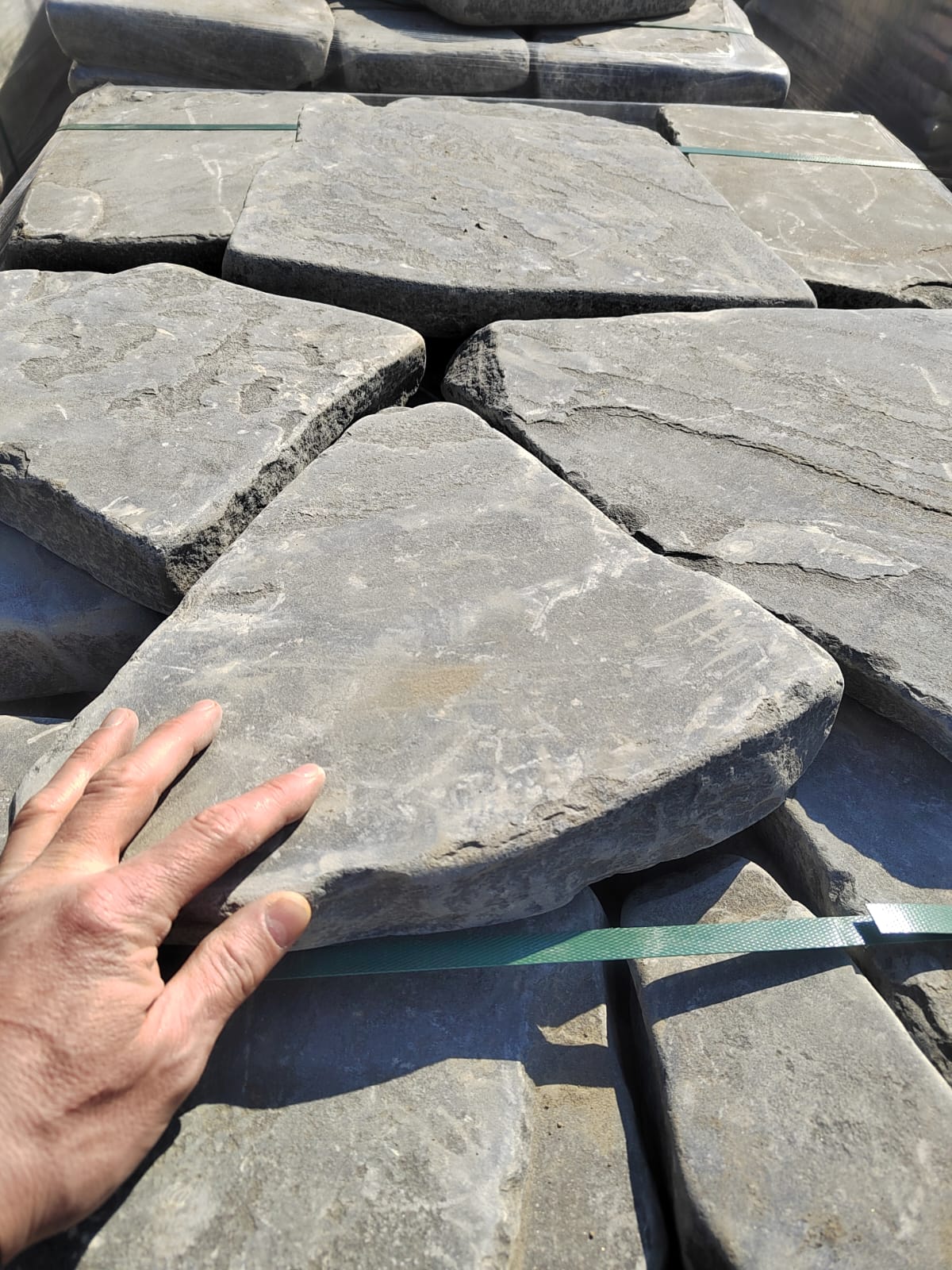 Песчаник пластушка светло-серый (4,0 - 6,0 см)  купить  в Санкт-Петербурге плитняк - пластушка светло-серый песчаник 7 500 руб/м3   фото 