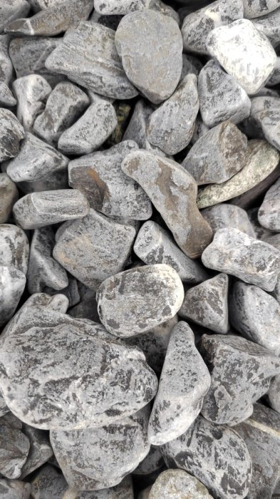Черная галька (щебень галтованный черный мрамор) фр.40-70 мм.  купить  в Санкт-Петербурге мрамор черный с белыми прожилками, черный, белый щебень галтованный округлый 13500 руб/т   фото 