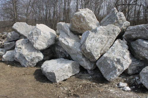  Мраморизированный известняк фр.500-1500 мм.  купить в Санкт-Петербурге    7 000 руб/т   фото 