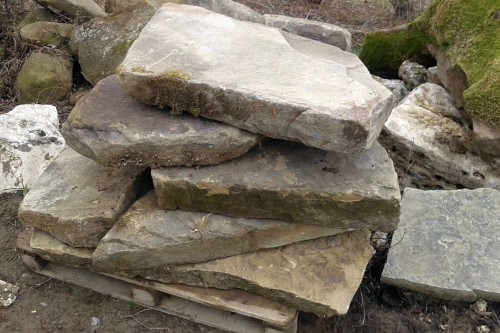  Песчаник плиты - плахи - пошаговые дорожки (фр. 70-150 мм)  купить  в Санкт-Петербурге песчаник серый бежевый желтый зеленый колотый песчаник строительный 6500 руб/т   фото 