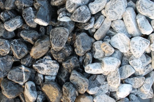  Галька мраморная черная (щебень галтованный черный мрамор) фр. 50-100 мм.  купить  в Санкт-Петербурге мрамор черный с белыми прожилками щебень ландшафтный мраморный 9000 руб/т   фото 