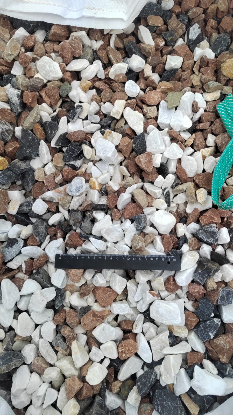  Микс разноцветной гальки (щебень галтованный микс:белый-зеленый-розовый) фр.20-40 мм.  купить  в Санкт-Петербурге мрамор белый, зеленый, розовый мрамор декоративный (галтовка) 14500 руб/т   фото 