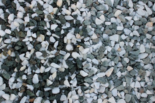  Мраморная крошка (щебень крошка микс: белый-зеленый) фр. 10-20 мм.  купить  в Санкт-Петербурге мрамор белый, зеленый каменная ландшафтная декоративная крошка щебня 9500 руб/т   фото 