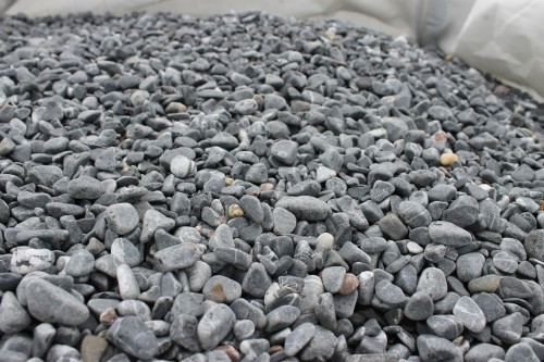  Черная галька с прожилками (галтованный черный мрамор) фр.10-20 мм.  купить  в Санкт-Петербурге мрамор черный с белыми прожилками, черный, белый окатанный округлый ландшафтный декоративный щебень 13500 руб/т   фото 