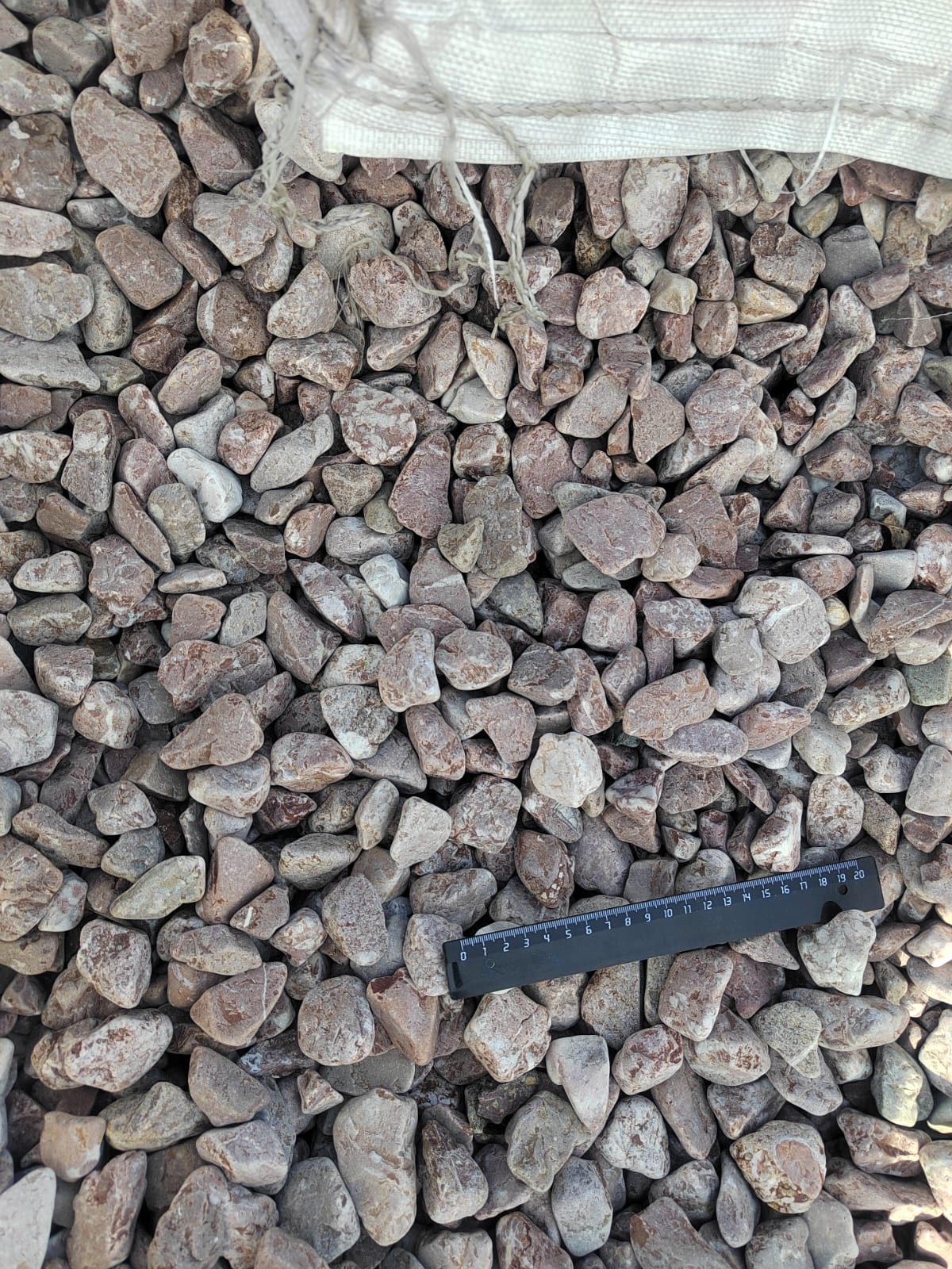  Розовая галька (щебень галтованный розовый) фр.20-40 мм.  купить  в Санкт-Петербурге мрамор розовый, красный оголтованный округлый щебень  13500 руб/т   фото 