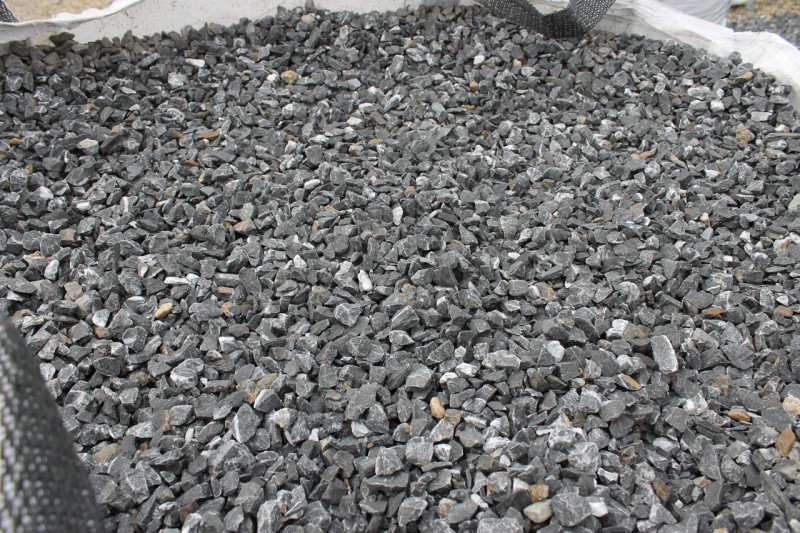  Щебень крошка черный (мрамор) фр. 20-40 мм.  купить  в Санкт-Петербурге мрамор черный с белыми прожилками мраморная каменная крошка 9000 руб/т   фото 