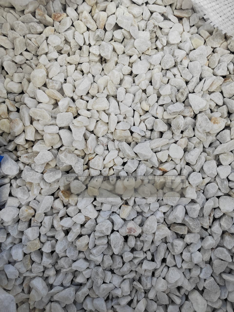  Мраморная крошка, щебень, цвет-белый, фр. 10-20 мм.  купить  в Санкт-Петербурге мрамор белый, молочный айвори каменная ландшафтная декоративная крошка шебня 9500 руб/т   фото 