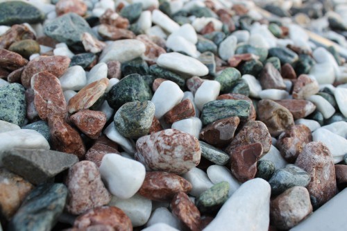 Микс разноцветной гальки (щебень галтованный микс:белый-зеленый-розовый) фр.20-40 мм.  купить  в Санкт-Петербурге мрамор белый, зеленый, розовый мрамор декоративный (галтовка) 14500 руб/т   фото 