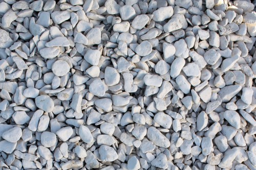  Белая галька мраморная (щебень галтованный белый) фр.40-70 мм.  купить  в Санкт-Петербурге мрамор белый молочный айвори окатанный округлый природный камень 15000 руб/т   фото 