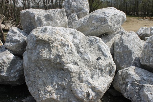  Мраморизированный известняк фр.500-1500 мм.  купить в Санкт-Петербурге    7 000 руб/т   фото 