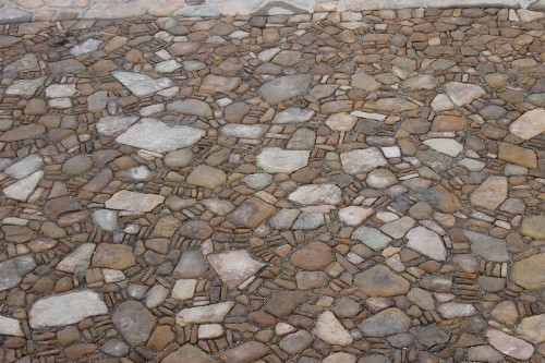 Песчаник для мощения дорожек, площадок, парковок ( фр 5-10 см)  купить  в Санкт-Петербурге песчаник  серый желтый коричневый рыжий песчаник оголтованный окатанный 6500 руб/т   фото 