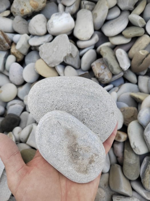 Галька черноморская фр. 50-100 мм.  купить с доставкой в Санкт-Петербургу фото 
