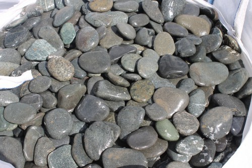 Kamenclub.ru: Галька речная плоская (темно-серая) фр. 100-200-300 мм. купить   в  Санкт-Петербургегалька речная плоская темно-серый, серый, синий речной галечник плоский 6000 руб/т   фото КАМЕНЬ КЛУБ