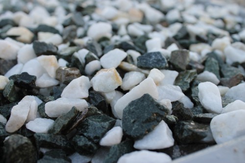  Мраморная крошка (щебень крошка микс: белый-зеленый) фр. 10-20 мм.  купить  в Санкт-Петербурге мрамор белый, зеленый каменная ландшафтная декоративная крошка щебня 9500 руб/т   фото 