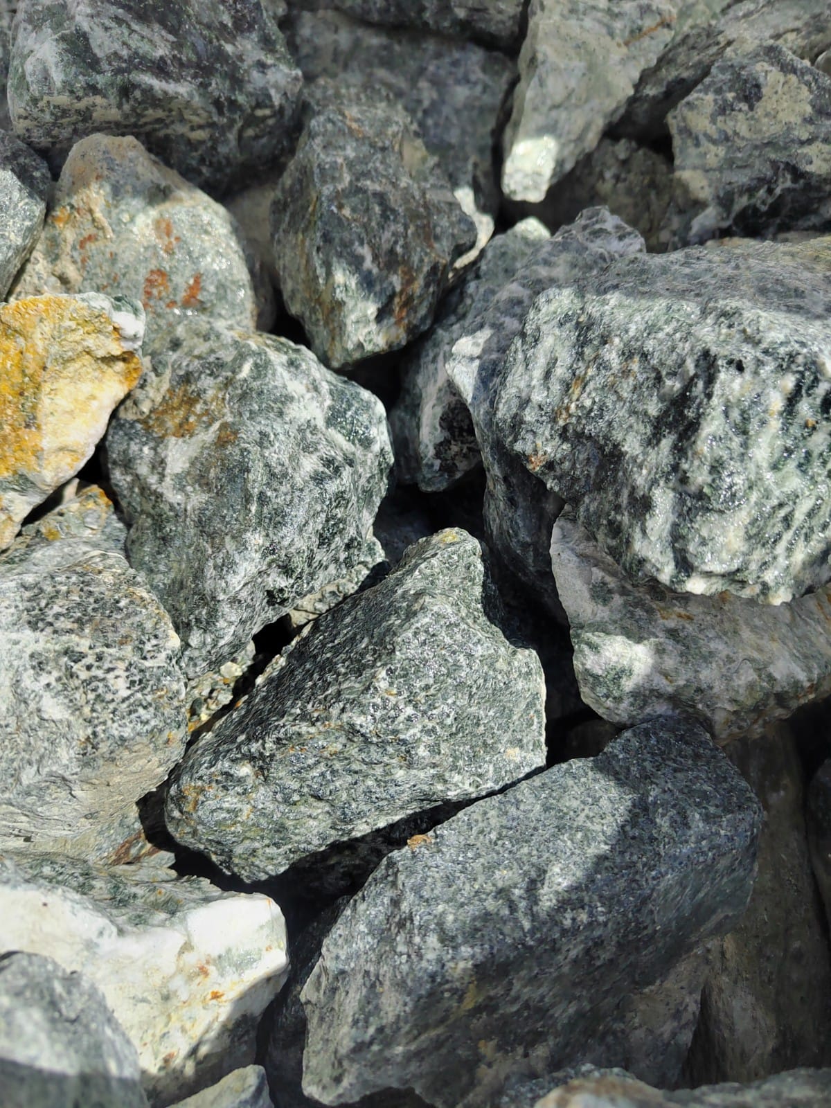 фото Галтованный жадеит (фр. 70-100 мм)  купить в Санкт-Петербурге в интернет-портале 