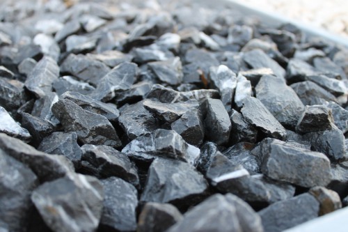  Щебень крошка черный (мрамор) фр. 10-20 мм.  купить  в Санкт-Петербурге мрамор черный с белыми прожилками, черный, белый каменная ландшафтная декоративная крошка щебня 9000 руб/т   фото 