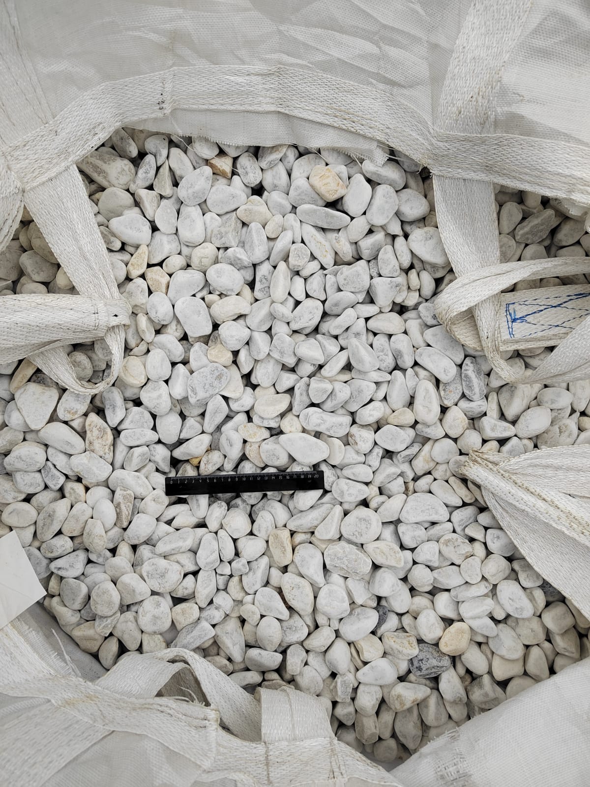  Белая галька мраморная (щебень галтованный белый) фр.40-70 мм.  купить  в Санкт-Петербурге мрамор белый молочный айвори окатанный округлый природный камень 15000 руб/т   фото 