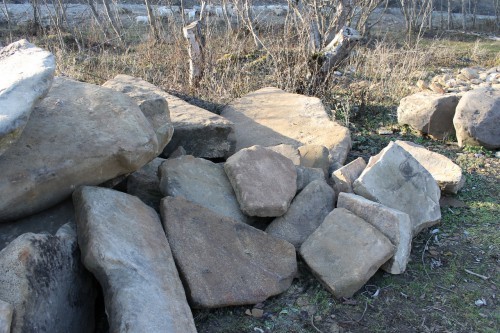 Песчаник плиты - плахи - пошаговые дорожки (фр. 70-150 мм)  купить  в Санкт-Петербурге песчаник серый бежевый желтый зеленый колотый песчаник строительный 6500 руб/т   фото 