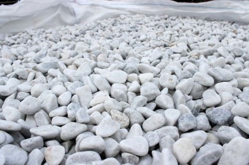  Белая мраморная галька (щебень галтованный белый) фр.10-20 мм.  купить  в Санкт-Петербурге мрамор белый, молочный, айвори окатанный округлый декоративный ландшафтный щебень 14500 руб/т   фото 