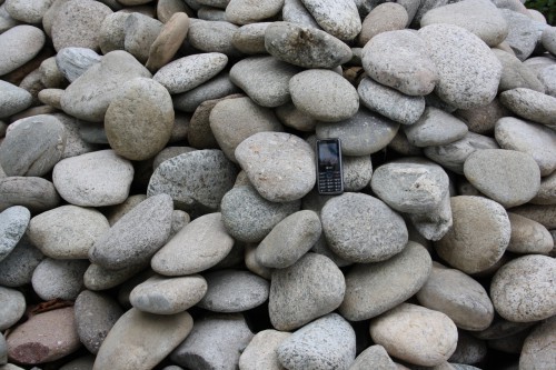  Галька речная плоская (бело-серая) фр. 100-200-300 мм. купить  в Санкт-Петербурге  галька речная плоская серый, белый, бело-серый, серо-белый речная галька плоская  6000 руб/т   фото 