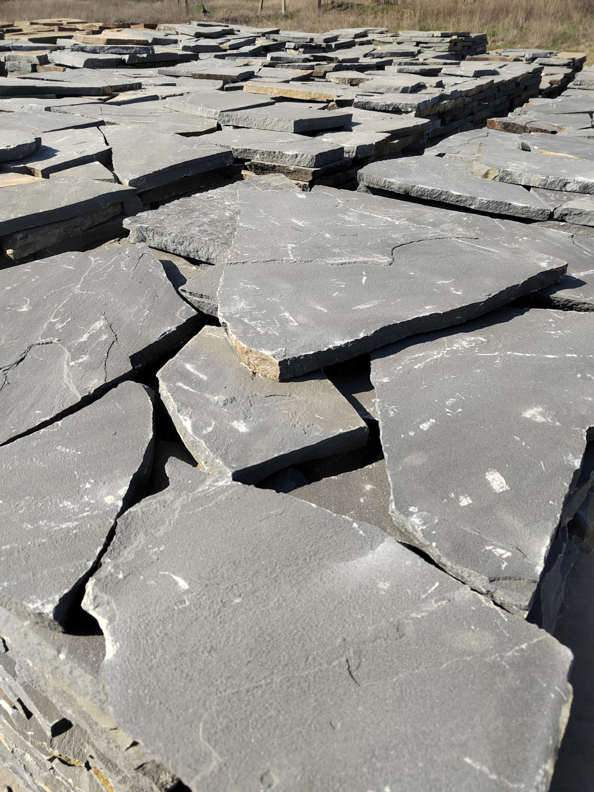 Песчаник пластушка светло-серый (2,0 см)  купить  в Санкт-Петербурге плитняк- ластушка светло-серый, серый рваный ландшафтный плитняк колотый 7 500 руб/м3   фото 