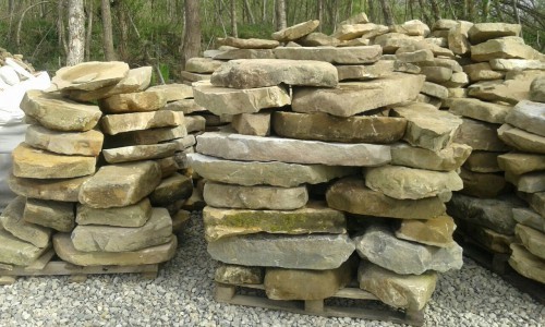 Песчаник плиты - плахи - пошаговые дорожки (фр. 70-150 мм)  купить  в Санкт-Петербурге песчаник серый бежевый желтый зеленый колотый песчаник строительный 6500 руб/т   фото 