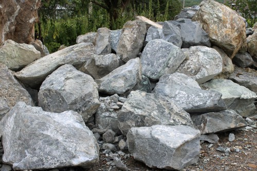  Змеевик скальник фр. 500-1500 мм.  купить в Санкт-Петербурге змеевик зеленый серый черный глыба скальная колотая 7500 руб/т   фото 