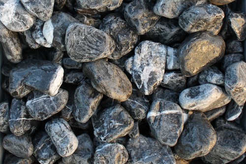 Галька мраморная черная (щебень галтованный черный мрамор) фр. 50-100 мм.  купить  в Санкт-Петербурге мрамор черный с белыми прожилками щебень ландшафтный мраморный 9000 руб/т   фото 